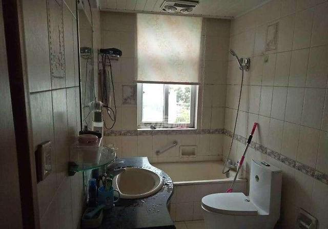 你認為廁所放紙簍有什么意義？